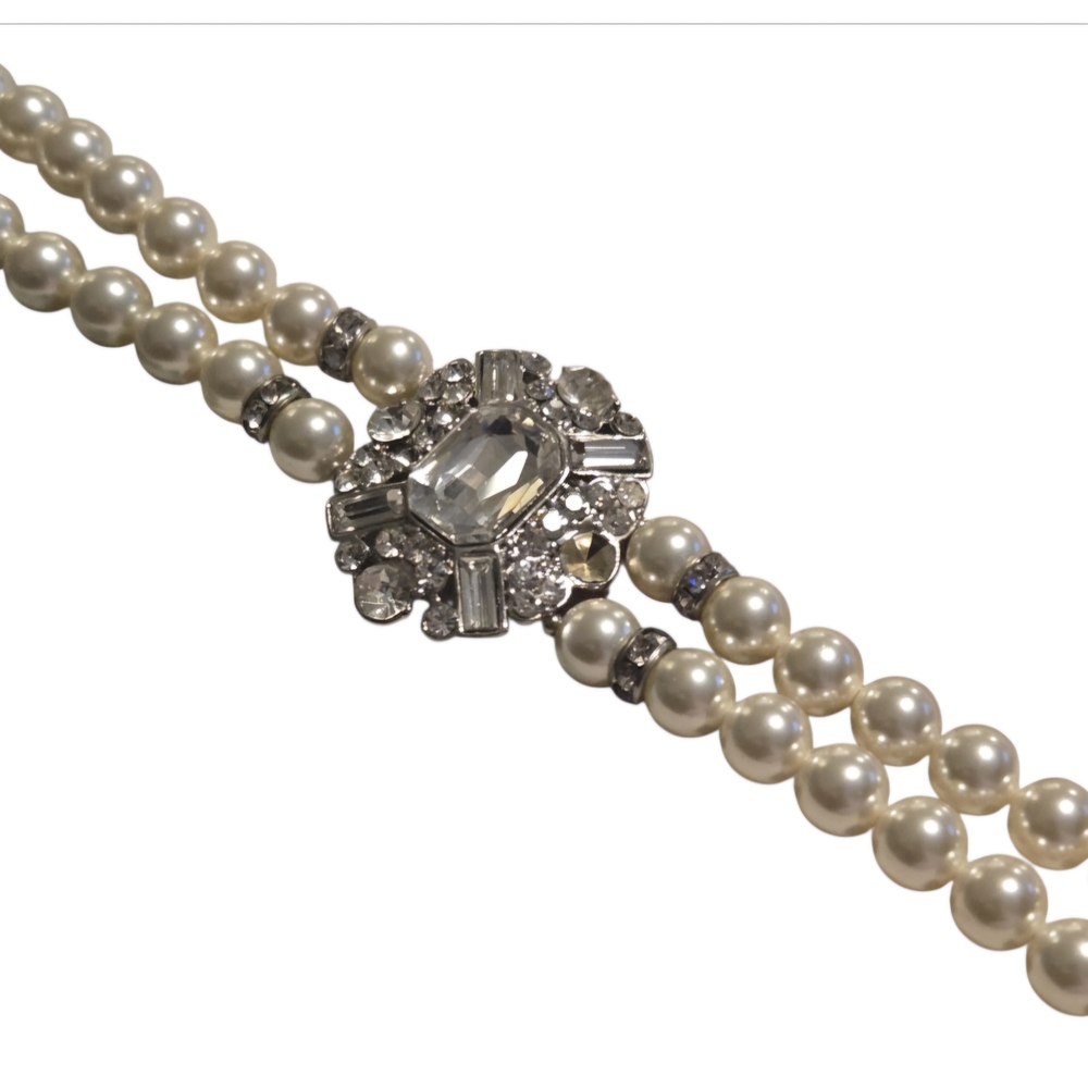 Alex Blackwell Elegant Pearl Necklace with Silver Accents